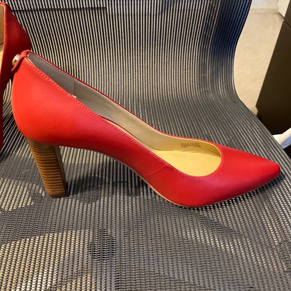 Michael Kors‎ Red Leather Pointed Toe Heels Classic Pumps Shoes - Picture 6 of 10
